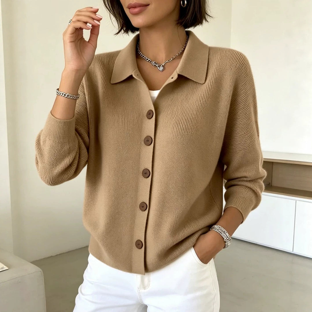 Damen Feinstrick-Cardigan mit Hemdkragen, entspannter Silhouette und Holzknöpfen – Veloura