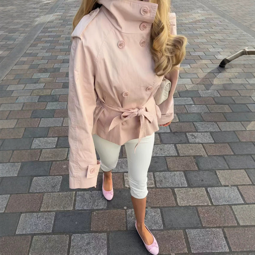 Damen Kurze zweireihige Trenchjacke mit hohem Stehkragen, Schulterklappen und Bindegürtel Echoarchiv