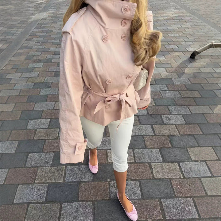 Damen Kurze zweireihige Trenchjacke mit hohem Stehkragen, Schulterklappen und Bindegürtel Echoarchiv