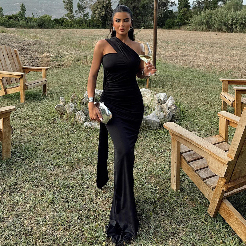 Damen Elegantes Abendkleid mit asymmetrischem Schnitt und schimmerndem Stoff Echo Archiv