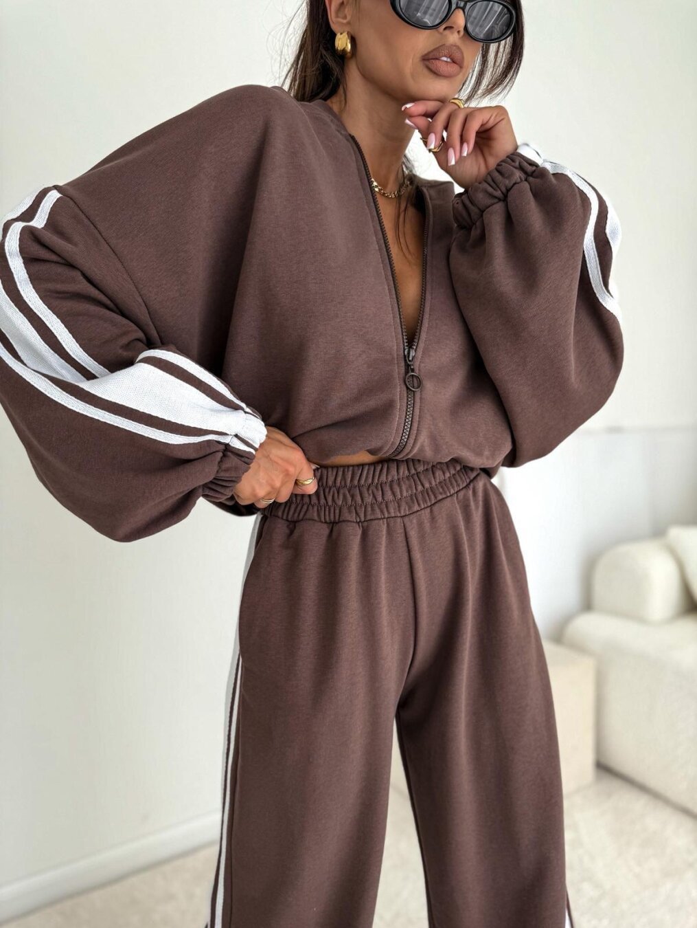 Damen cropped Zip-Hoodie mit voluminösen Ballonärmeln und High-Waist Relaxhose im sportlichen Seitenstreifen-Design – Auréline