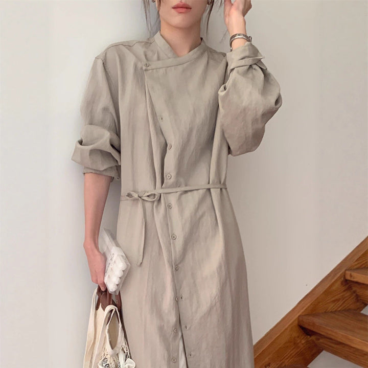 Damen Langes Shirtkleid mit V-Ausschnitt, durchgehender Knopfleiste und Taillengürtel – Valéora