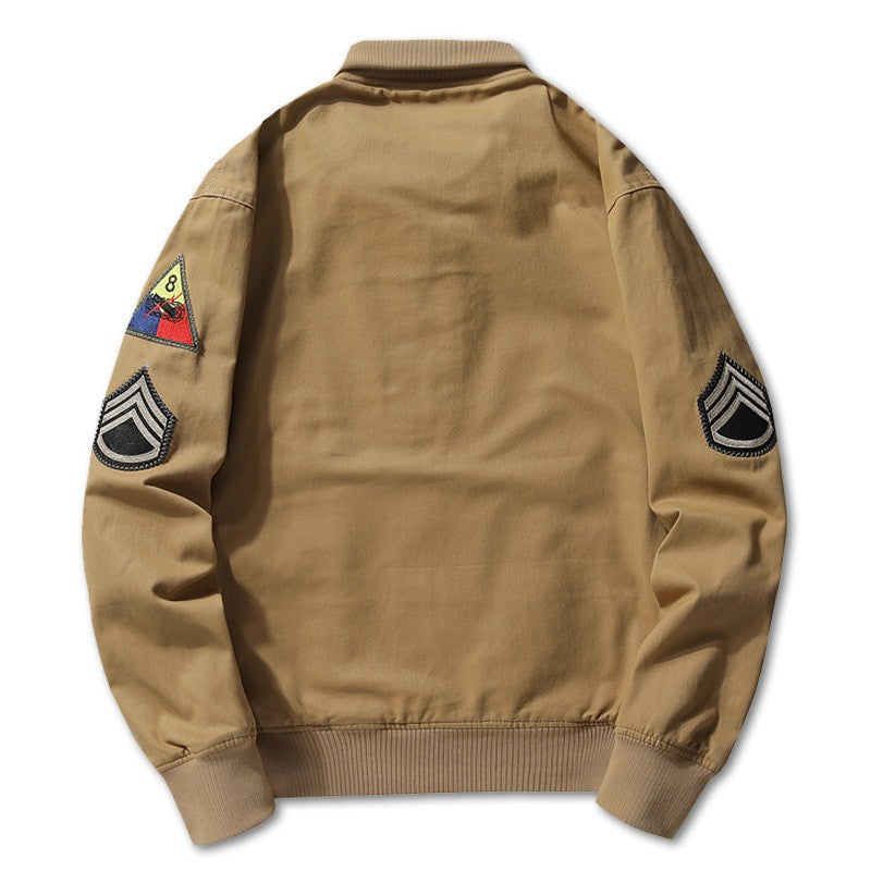 Herren nan militärisch inspirierte Bomberjacke mit aufgesetzten Patches, verdecktem Reißverschluss und elastischen Bündchen Echo Archiv