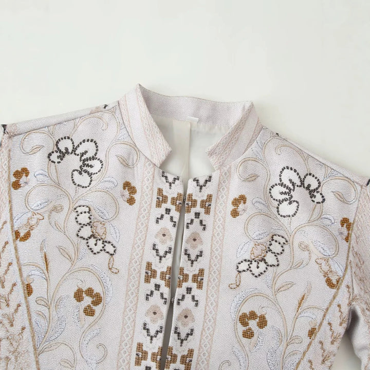 Damen ornamentale Stickjacke im Boxy-Schnitt mit Stehkragen und Zierbordüre – Célinea
