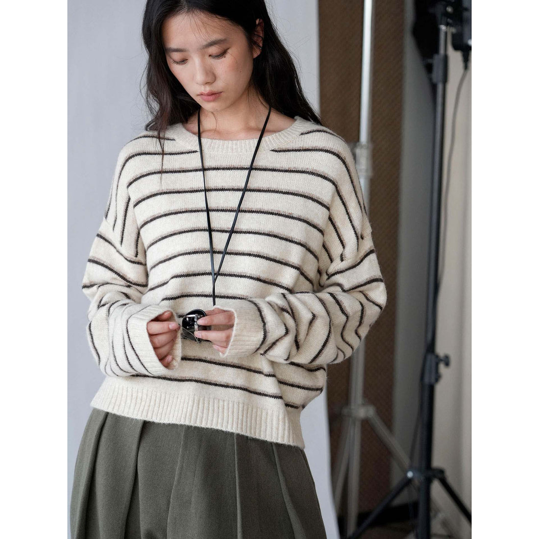 Damen Streifenpullover aus Mohair‑Optik mit überschnittener Schulter und geripptem Saum Echoarchiv