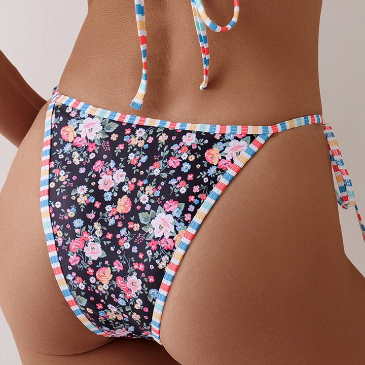 Damen Bikini mit floralem Muster und verspielten Bindebändern Echo Archiv