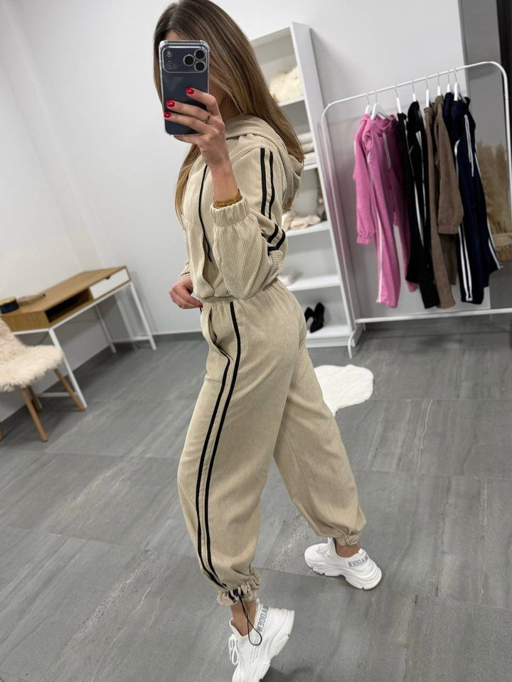 Damen Cord-Jogginganzug mit Kapuze, seitlichen Kontraststreifen, Tunnelzug und elastischen Saumbündchen – Avérine