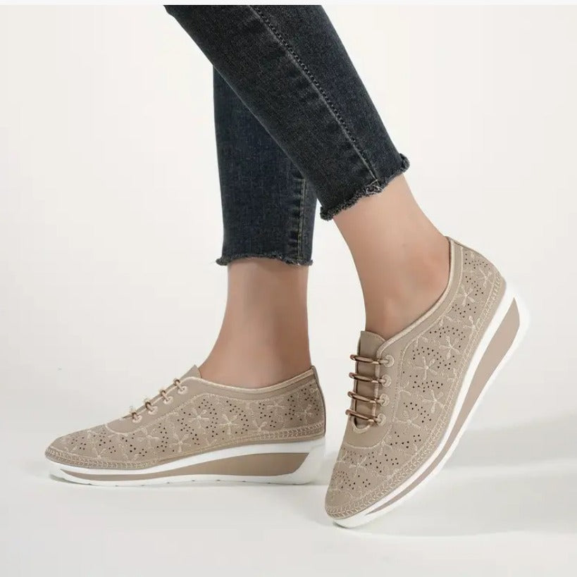 Damen Perforierte Keil‑Sneaker mit elastischer Schnürung und gepolstertem Komfortfußbett Echo Archiv