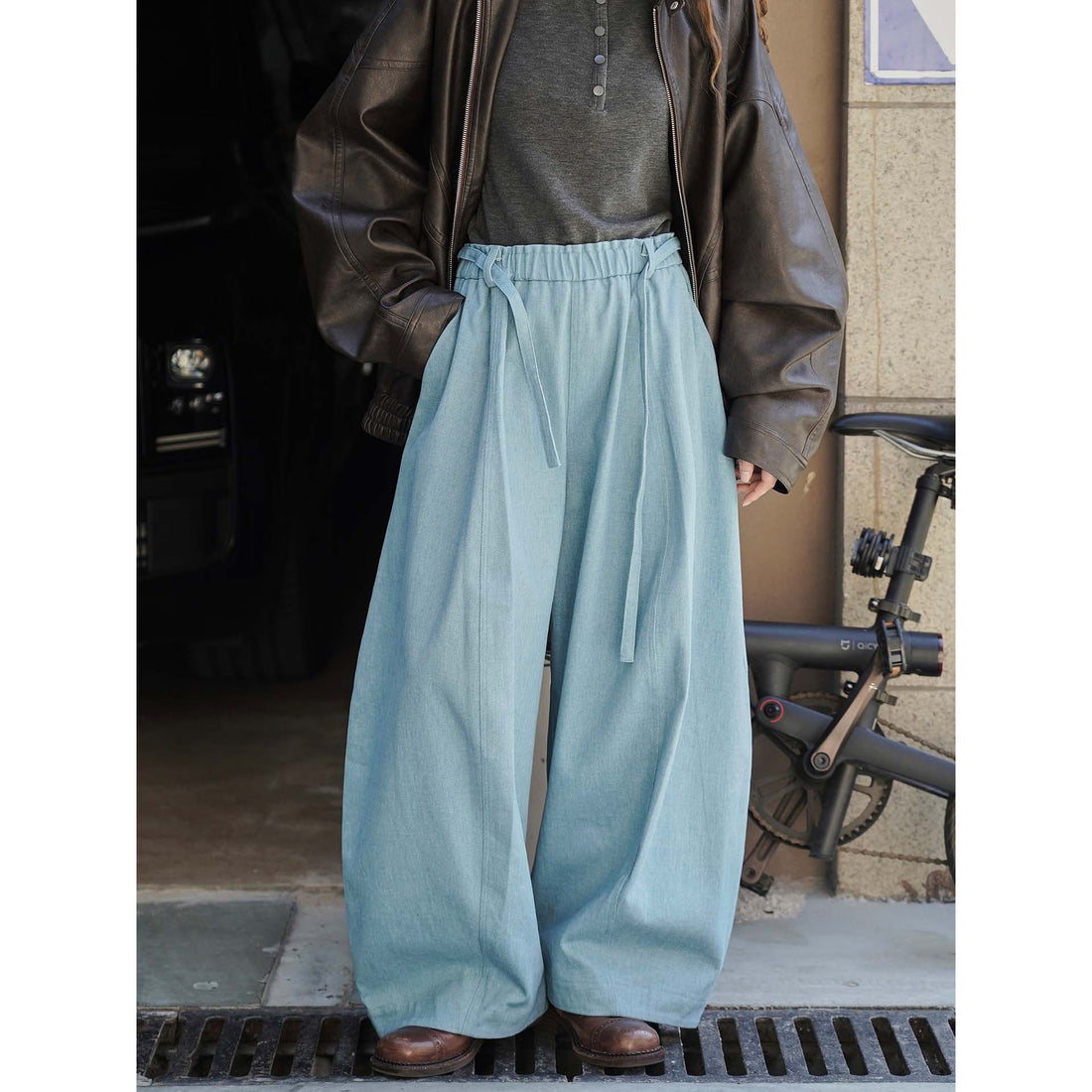 Damen Weite High‑Waist Twill-Ballonhose mit Tunnelzug und Plissee-Falten Echoarchiv