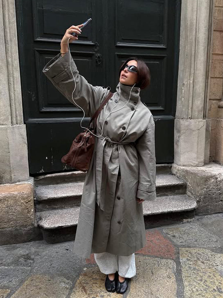 Damen Maxi-Trenchcoat mit hohem Stehkragen, doppelreihiger Knopfleiste & Taillengürtel Echoarchiv