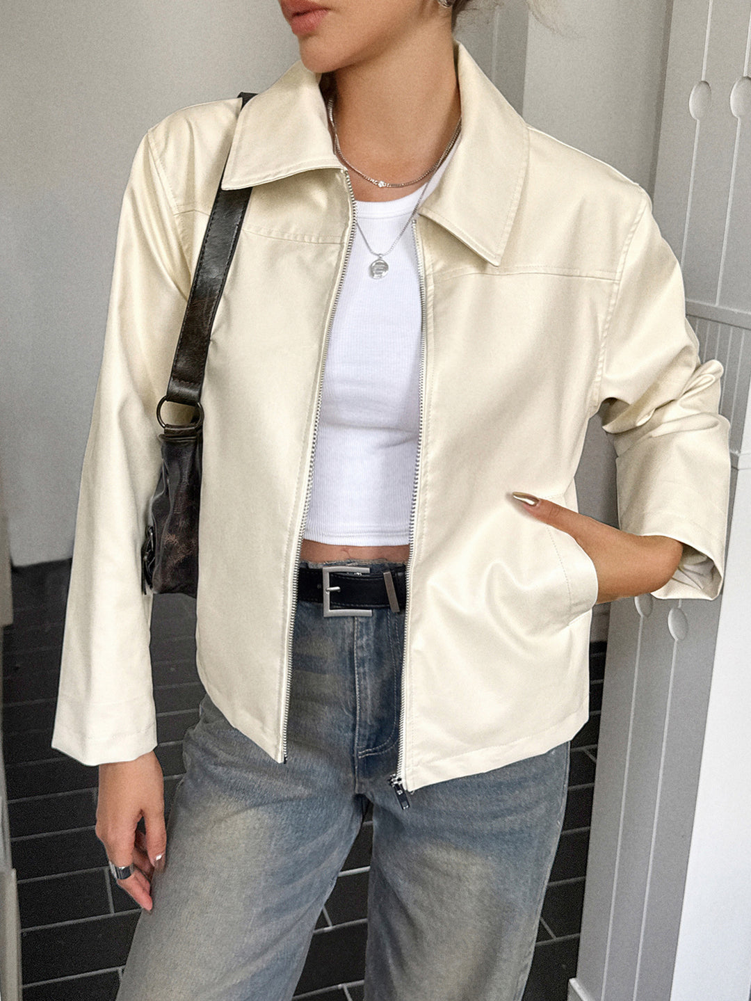 Damen elegante Kunstlederjacke mit Reißverschluss, Hemdkragen und Eingrifftaschen – Célinea