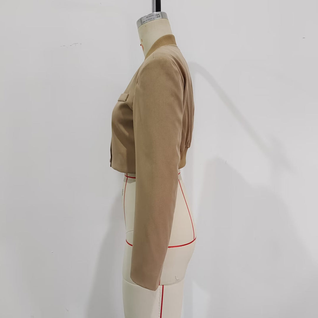 Damen kurz geschnittene Nadelstreifen-Bolerojacke mit gerundetem Stehkragen und dekorativen Knöpfen – Célinea