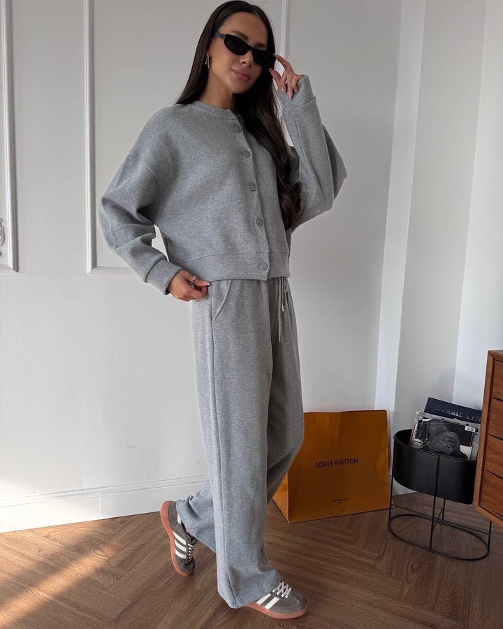 Damen Zweiteiliges Loungewear-Set aus Sweat mit geknöpfter Cropped-Jacke und weiter Kordelzughose – Avérine