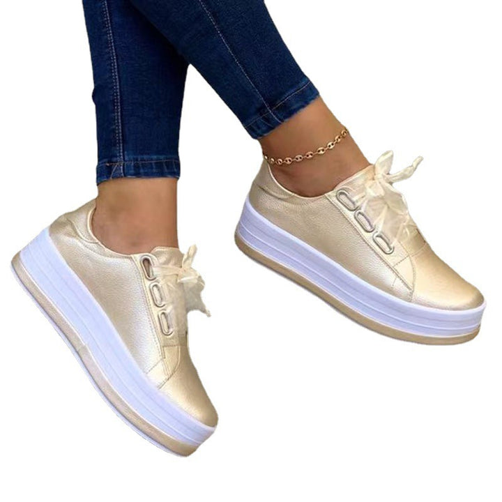Damen Low-Cut Keil-Sneaker mit Metallic-Finish und extra hoher Profilsohle – Névara