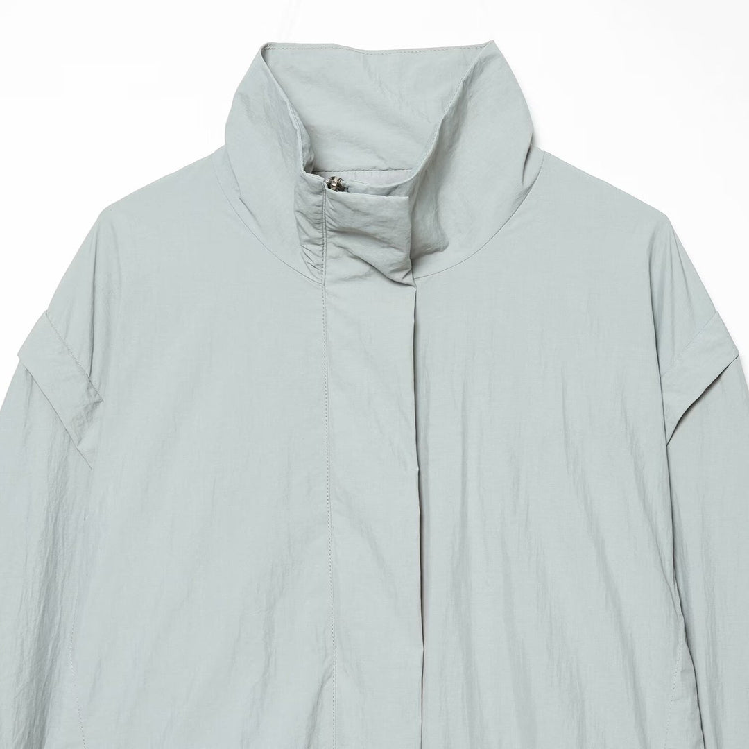 Damen Kurzjacke im technischen Minimaldesign mit hohem Stehkragen und verdeckter Frontblende Echoarchiv