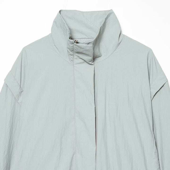 Damen Kurzjacke im technischen Minimaldesign mit hohem Stehkragen und verdeckter Frontblende Echoarchiv