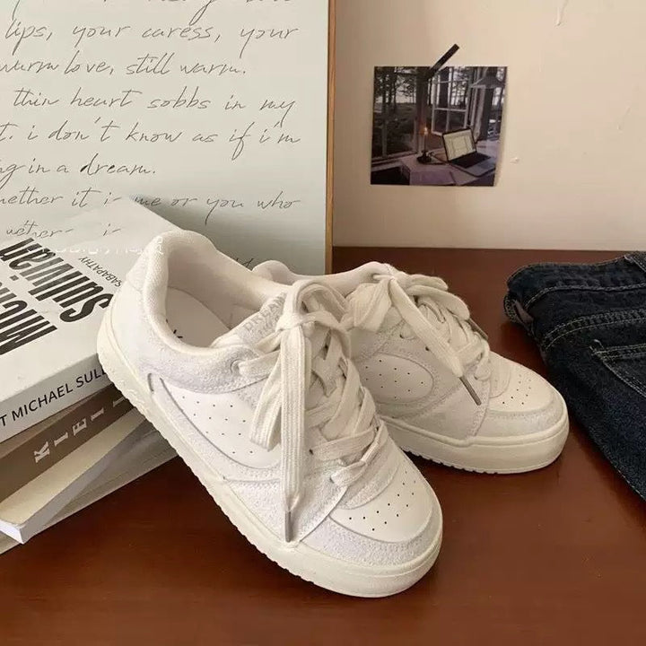 Damen Sneakers im modernen minimalistischen Design mit atmungsaktiven Oberflächen und gepolsterter Innensohle Echo Archiv