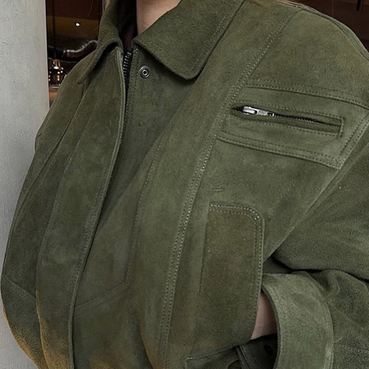 Damen Kurzer Veloursleder-Bomber mit elastischer Taillierung und überschnittener Schulter Echoarchiv
