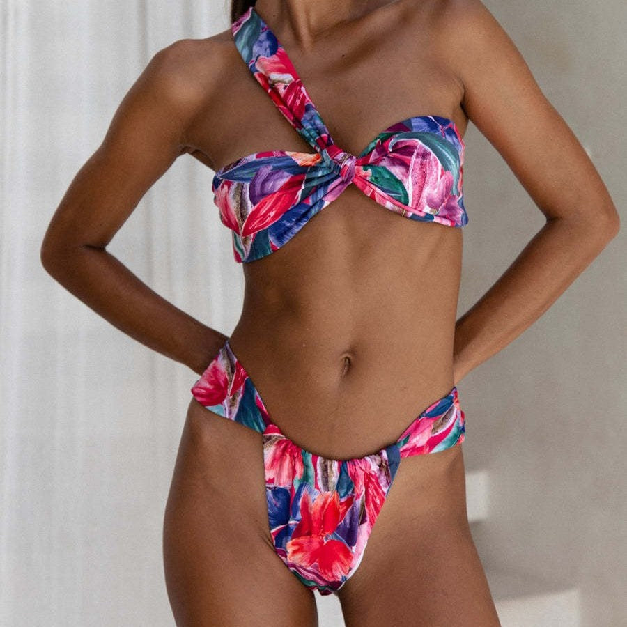 Damen Bandeau-Bikini mit asymmetrischen Trägern und modischen Wickeldetails Echo Archiv