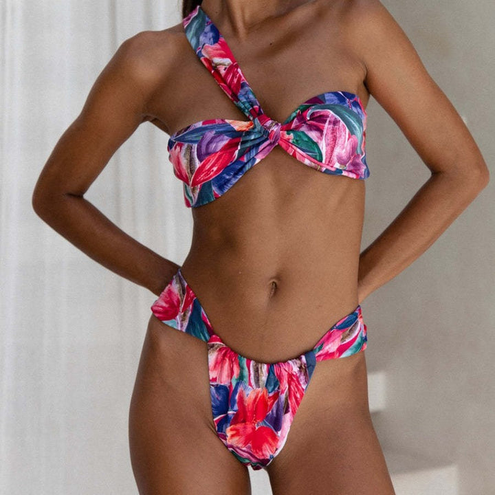 Damen Bandeau-Bikini mit asymmetrischen Trägern und modischen Wickeldetails Echo Archiv