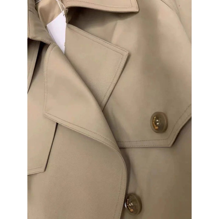 Damen Eleganter Midi-Trenchcoat mit Oversize-Schulterklappe, gerafften Ärmeln und taillierendem Bindegürtel Echoarchiv