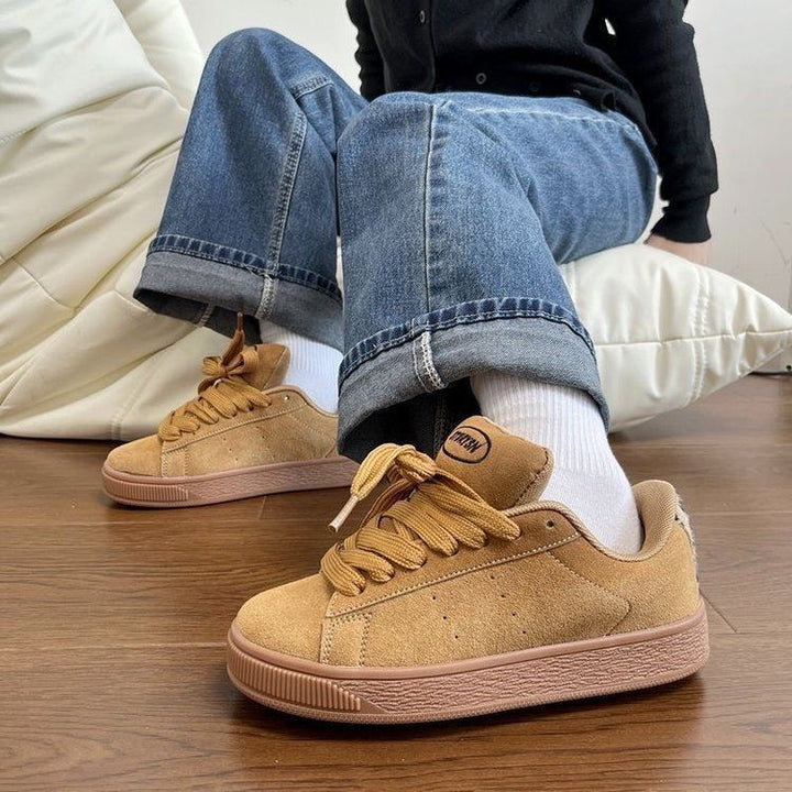 Damen Sneakers aus weichem Wildleder mit klassischer Laufsohle Echo Archiv