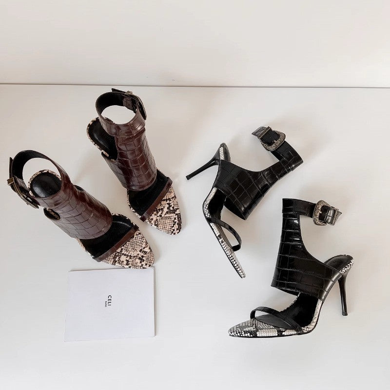 Damen Sandalette mit hohem Stiletto, breitem Kroko-Knöchelriemen und spitzer Schlangenoptik-Zehenkappe – Sorelia