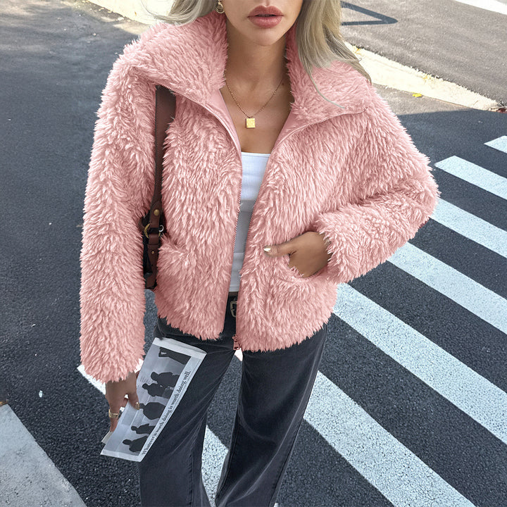 Damen Teddyjacke mit Reißverschluss, hochgeschlossenem Kragen, aufgesetzten Taschen und kurzer Passform – Célinea