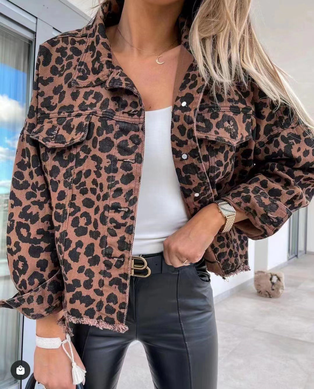 Damen nan kurze Oversize-Jeansjacke mit Leoprint, aufgesetzten Brusttaschen und rohem Saum Echo Archiv