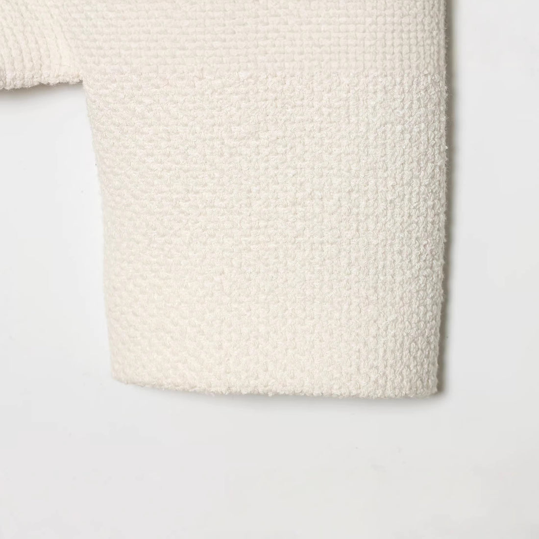 Damen Bouclé-Cropped-Jacke mit Stehkragen, bezogenen Knöpfen und aufgesetzten Pattentaschen Echoarchiv