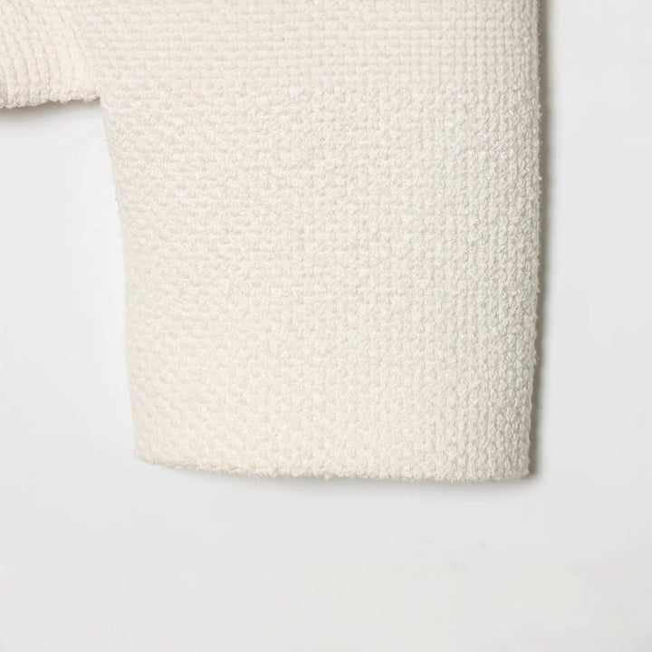 Damen Bouclé-Cropped-Jacke mit Stehkragen, bezogenen Knöpfen und aufgesetzten Pattentaschen Echoarchiv