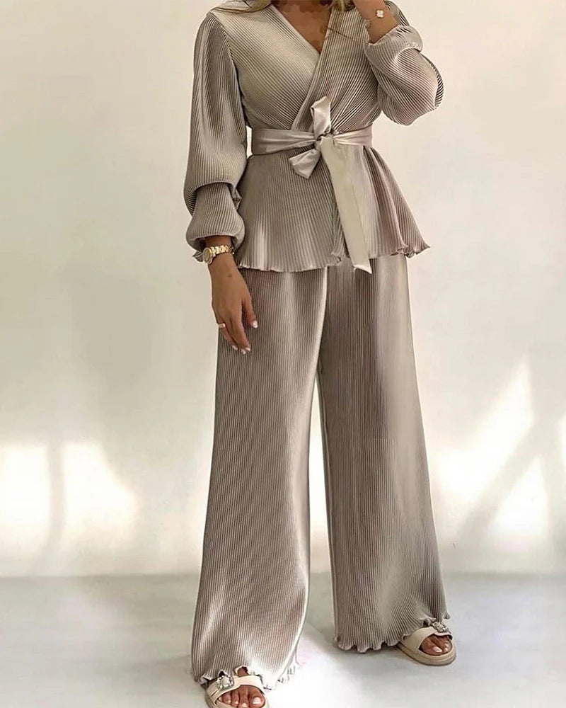 Damen Elegantes Plissee-Hosenanzug mit Bindegürtel Echo Archiv