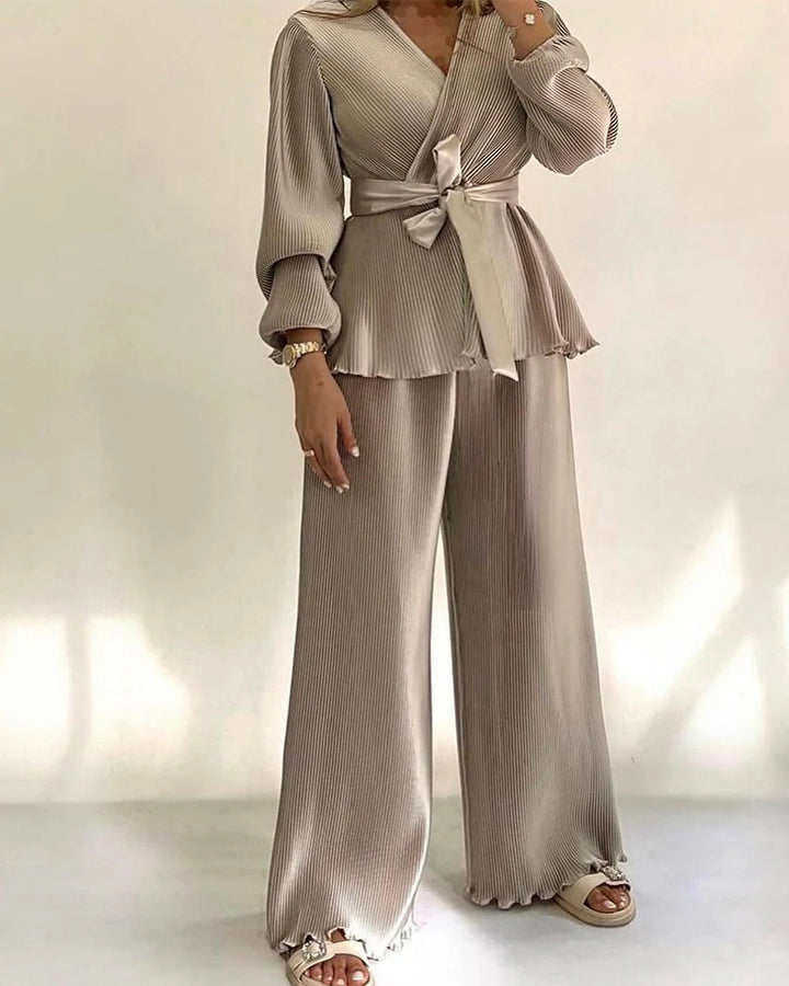 Damen Elegantes Plissee-Hosenanzug mit Bindegürtel Echo Archiv
