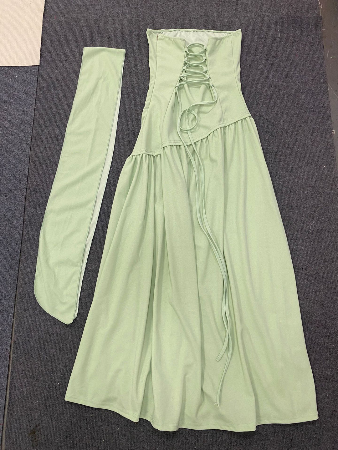 Damen Maxikleid mit schulterfreiem Design und dekorativem Wickelausschnitt Echo Archiv