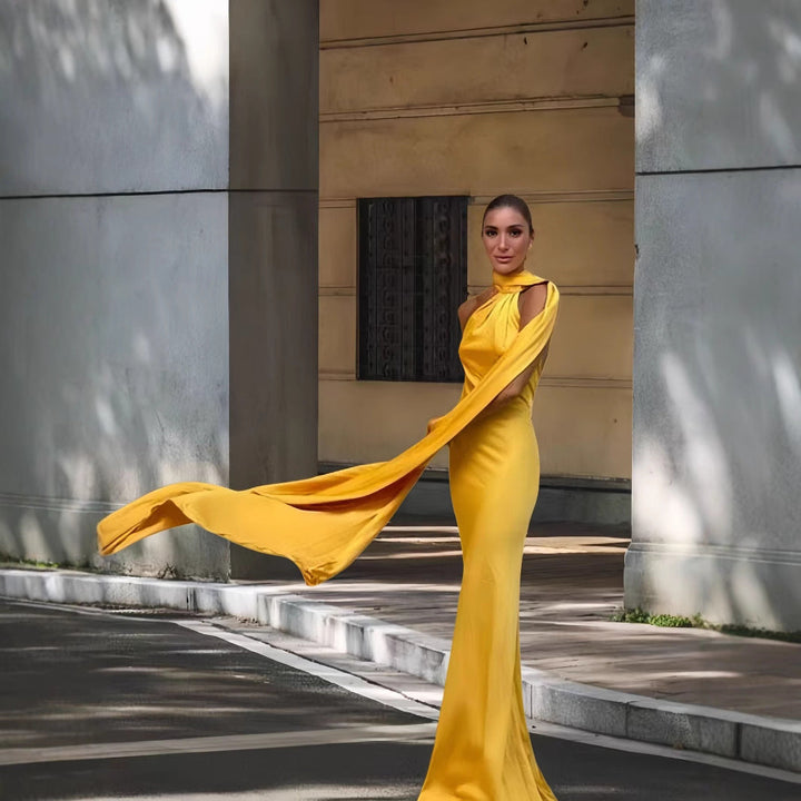 Damen Elegantes und fließendes Abendkleid mit asymmetrischem Ausschnitt Echoarchiv