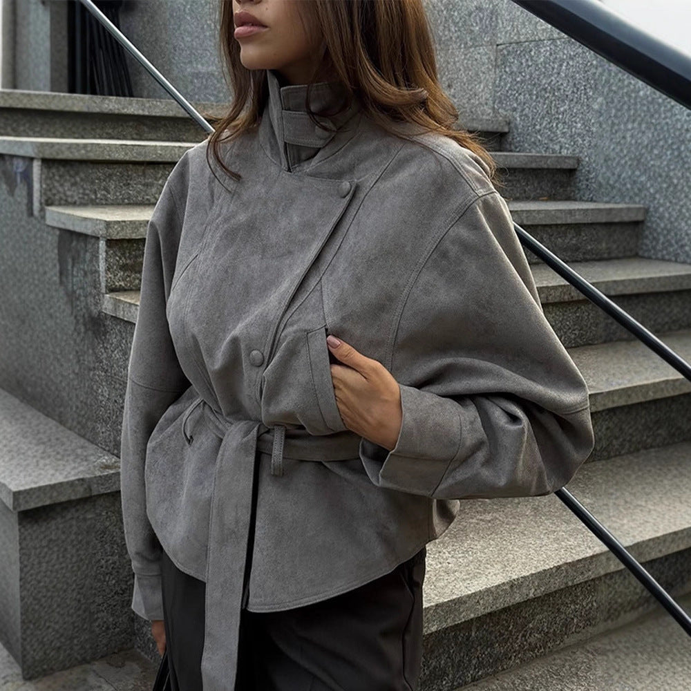 Damen Kurzjacke aus Veloursleder‑Optik mit hohem Stehkragen, Taillengürtel und kastiger Oversize‑Silhouette Echoarchiv