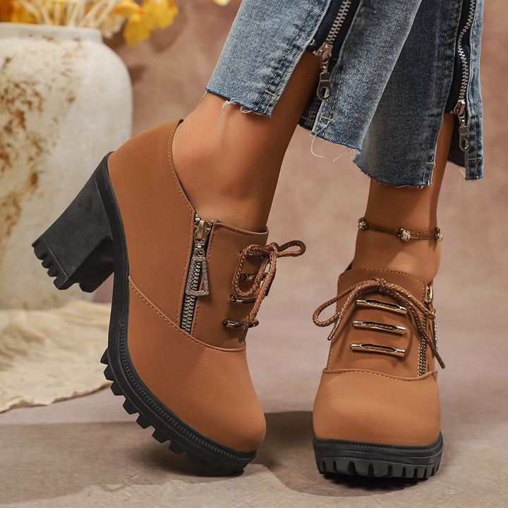 Damen nan elegante Schnür-Booties mit robustem Profilabsatz, seitlichem Reißverschluss und dekorativem Anhänger Echo Archiv
