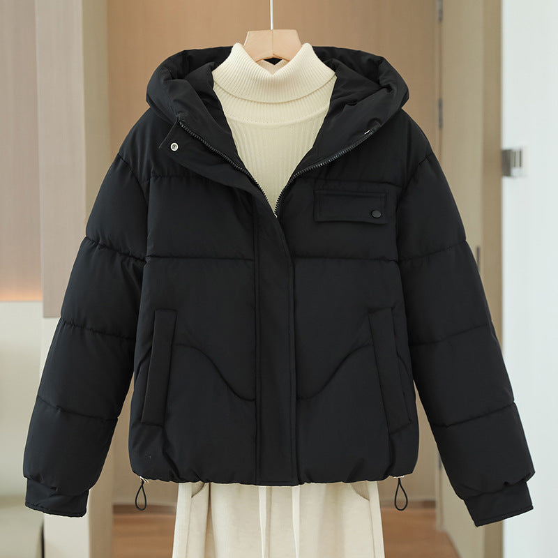 Damen kurzes wattiertes Kapuzenblouson mit verdeckter Frontblende, Brustpattentasche und verstellbarem Kordelsaum – Célinea