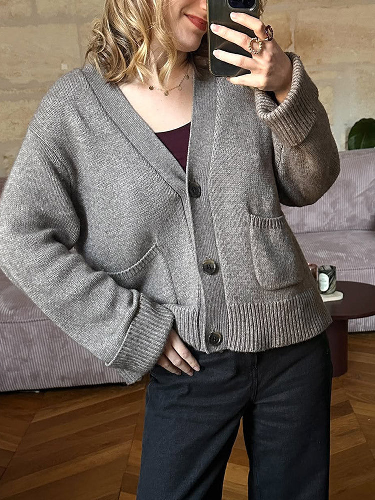 Damen Boxy Strickjacke mit V-Ausschnitt, aufgesetzten Taschen und Hornknöpfen Echoarchiv