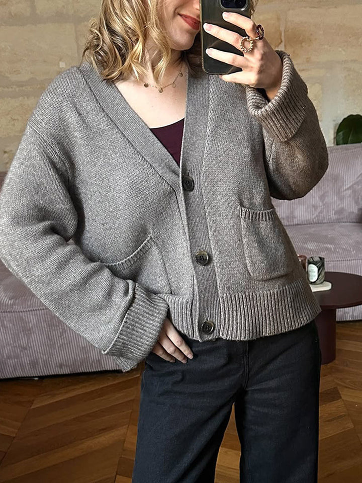 Damen Boxy Strickjacke mit V-Ausschnitt, aufgesetzten Taschen und Hornknöpfen Echoarchiv