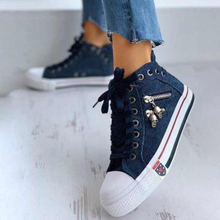 Damen nan hoher Sneaker in Jeansoptik mit seitlichem Reißverschluss und dekorativen Anhängern Echo Archiv