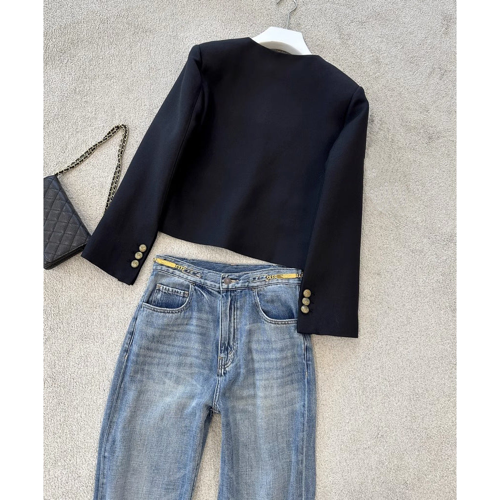 Damen Kragenlose taillierte Kurzjacke mit goldenen Zierknöpfen und Pattentaschen Echo Archiv