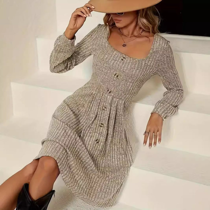Damen Tailliertes Rippstrick-Midikleid mit U-Boot-Ausschnitt und Zierknopfleiste Echo Archiv