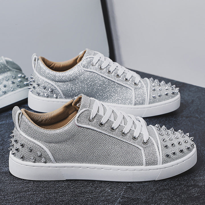Damen glitzernder Low-Top Sneaker mit spitzem Nietenbesatz und gepolstertem Lederfutter Echo Archiv