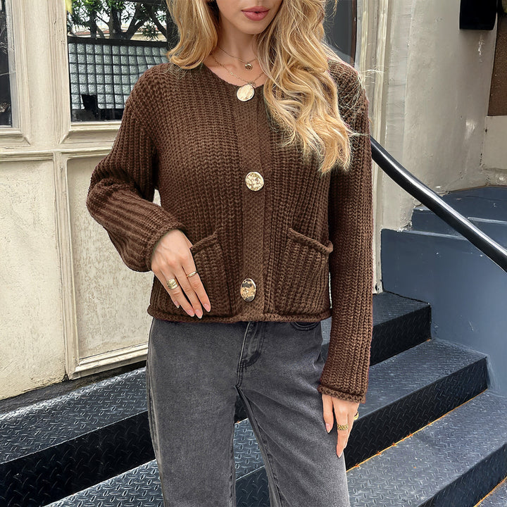 Damen kurz geschnittener Strukturstrick-Cardigan mit großen Goldknöpfen und aufgesetzten Taschen – Veloura