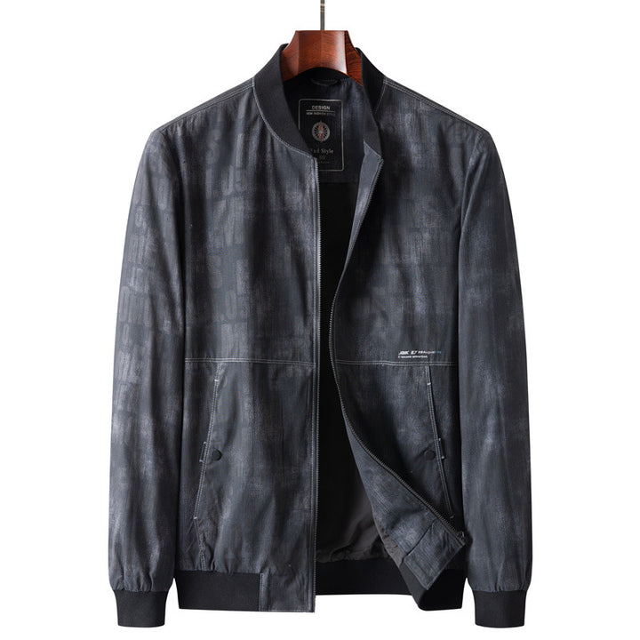 Herren Urbaner Lederlook-Bomber mit tonalem Typo-Print, Rippbündchen und Pattentaschen Echo Archiv