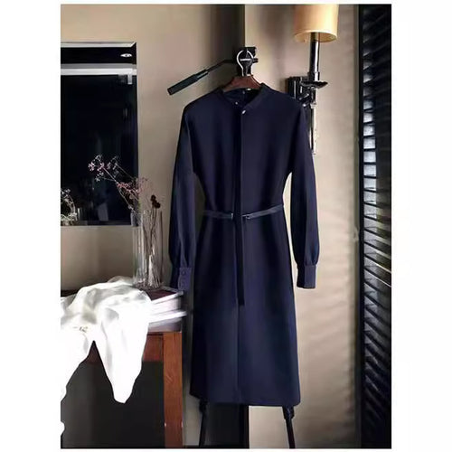 Damen Tailliertes Midikleid mit Stehkragen, verdeckter Knopfleiste und Bindegürtel Echo Archiv