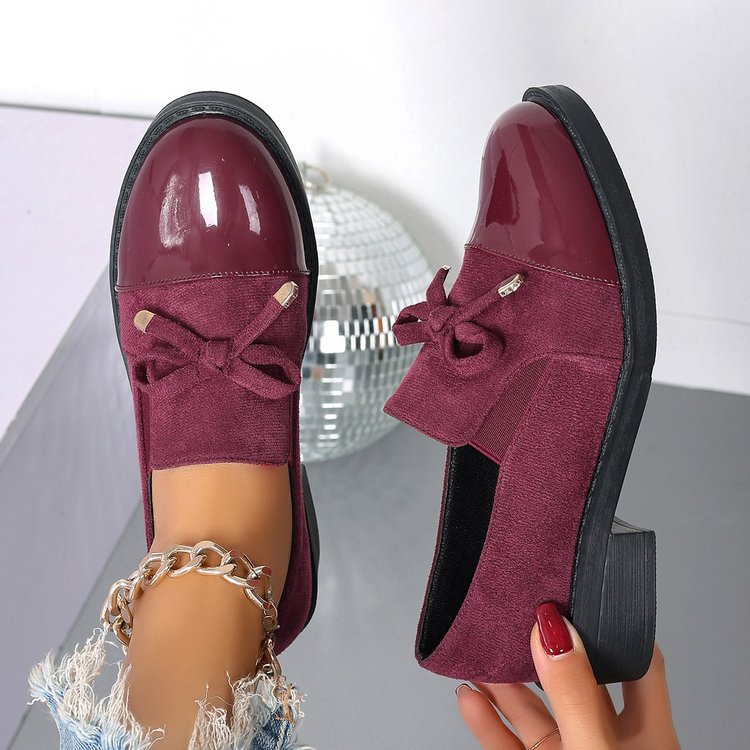 Damen Lack- und Wildlederslipper mit Zierschleife und niedrigem Blockabsatz – Lioré