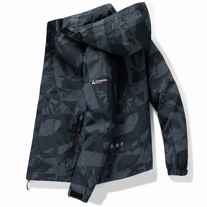 Herren Technische wasserdichte Kapuzenjacke mit grafischem Camouflage‑Print, Reißverschlusstaschen und verstellbarem Saum Echo Archiv