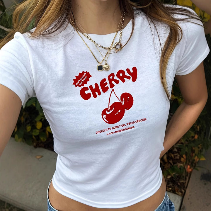 Damen T-Shirt mit künstlerischem Statement-Print und figurbetontem Schnitt Echo Archiv